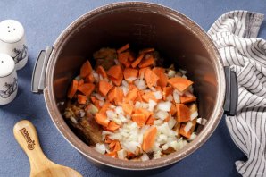 Курица с картошкой в мультиварке - фото шаг 6