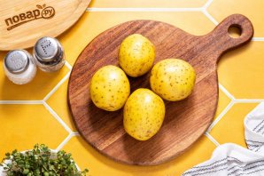 Картофель в мундире в микроволновке - фото шаг 2