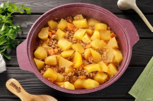 Тушеная картошка с фаршем - фото шаг 10