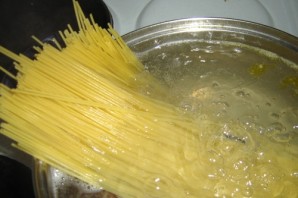 Спагетти с фаршем и томатным соусом - фото шаг 3
