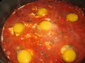 Яичница с томатной пастой - фото шаг 3