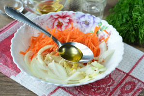 Морковь по-корейски с луком - фото шаг 7