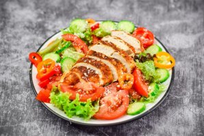 Салат с жареной куриной грудкой и овощами - фото шаг 9