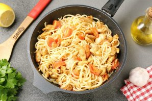 Спагетти с курицей и помидорами черри - фото шаг 7
