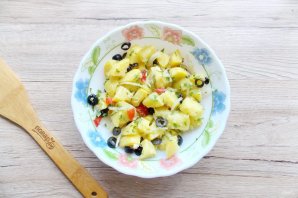 Картофельный салат с маслинами - фото шаг 6