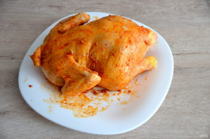 Курица фаршированная перловкой в духовке - фото шаг 5