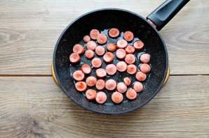 Яичница с сосисками и помидорами - фото шаг 2