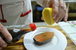 Красная рыба на сковороде - фото шаг 1
