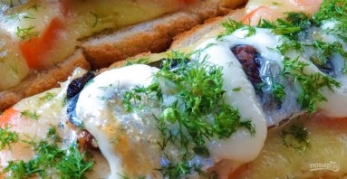 Горячие бутерброды со шпротами, помидорами и сыром - фото шаг 3