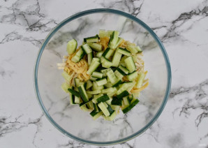 Салат с луком и кукурузой - фото шаг 3