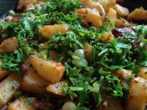 Картошка по-деревенски в духовке с мясом - фото шаг 5