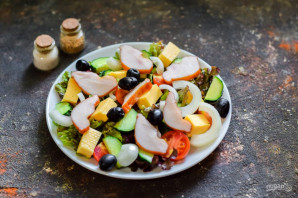 Греческий салат с копченой курицей - фото шаг 7