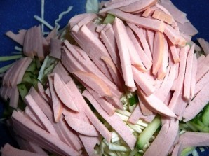 Салат капустный с колбасой - фото шаг 3