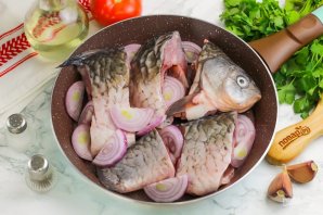 Тушеный карась