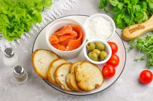 Брускетта с семгой