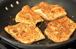Филе лосося на сковороде - фото шаг 4