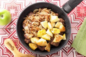 Печень с луком и яблоками - фото шаг 8