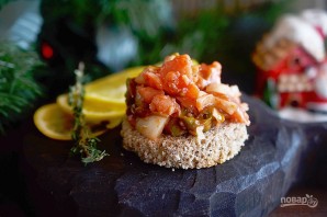 Норвежский салат с лососем на хлебе - фото шаг 5