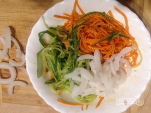 Салат с кальмарами и корейской морковью - фото шаг 6