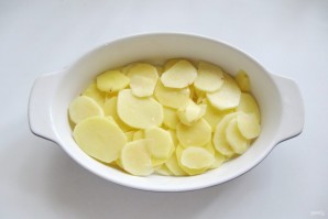 Куриные голени с картофелем и луком в духовке - фото шаг 3