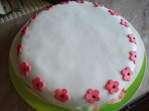 Бисквитный торт с мастикой - фото шаг 8