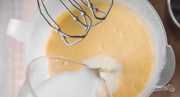 Простой рецепт тонких блинов на молоке - фото шаг 4