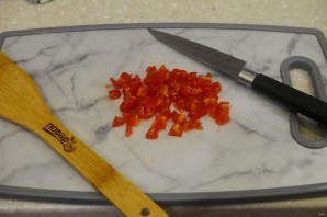 Салат с крабовыми палочками и помидорами - фото шаг 3