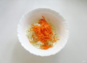 Салат с огурцами, капустой и морковью - фото шаг 2