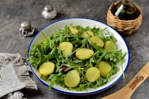 Вкусный салат с маринованными мидиями в рассоле - фото шаг 2