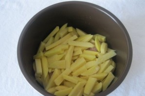 Голень с картошкой в мультиварке - фото шаг 4