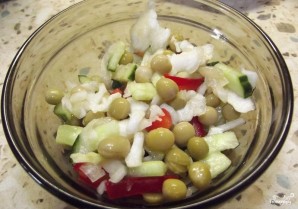 Салат из зеленого горошка и свежей капусты - фото шаг 3