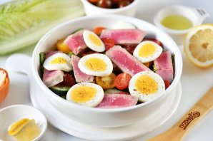 Салат с отварным тунцом - фото шаг 6