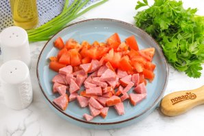 Омлет с колбасой и помидорами в мультиварке - фото шаг 4