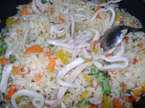 Рис с овощами, креветками и кальмарами - фото шаг 3
