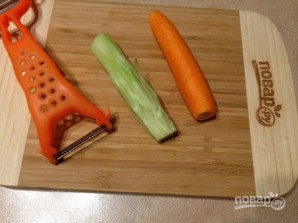 Салат из стеблей брокколи, моркови и огурца - фото шаг 3