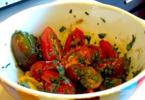 Салат с помидорами и зеленью - фото шаг 4