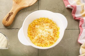 Яйца, фаршированные сыром и чесноком - фото шаг 5