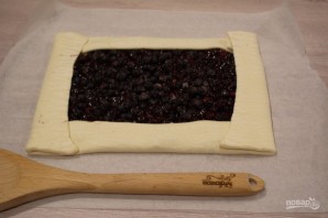 Пирог с черникой из слоеного дрожжевого теста - фото шаг 5
