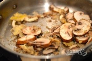 Куриная печень с грибами в сливочном соусе - фото шаг 6