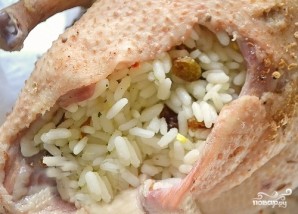 Гусь, фаршированный рисом и сухофруктами - фото шаг 4