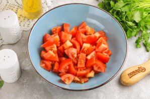 Салат с копченым сыром и помидорами - фото шаг 2