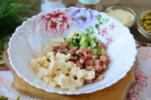 Салат с ветчиной и плавленым сыром - фото шаг 5