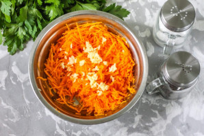 Салат с морковью и творогом - фото шаг 3