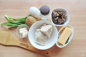 Салат с курицей, киви и грибами - фото шаг 1