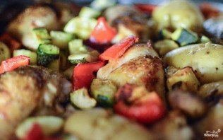 Курица, запеченная с овощами в духовке - фото шаг 5