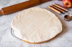Слоеный пирог с яблоками из готового теста - фото шаг 2