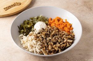 Салат из грибов с корейской морковью в тарталетках - фото шаг 5