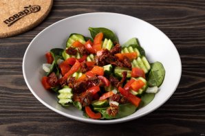 Салат с вялеными томатами и маринованным перцем - фото шаг 5