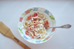Салат из кальмаров с помидорами и сыром - фото шаг 9