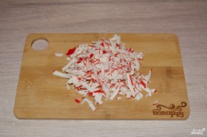 Новогодний салат "Снежки" из крабовых палочек - фото шаг 2
